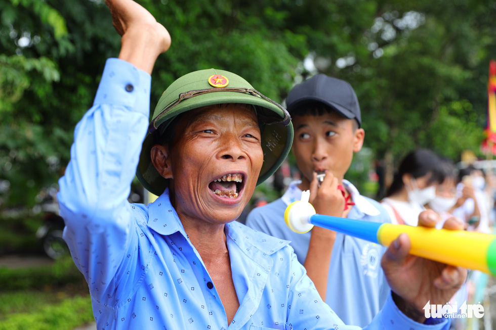 Spectators cheer on teams competing at the 2022 Hanoi Open Boat Race Tournament on West Lake, Hanoi, October 9, 2022. Photo: Danh Khang / Tuoi Tre