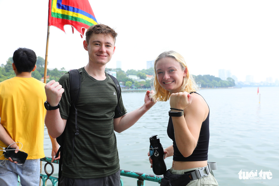 Foreign spectators cheer on teams competing at the 2022 Hanoi Open Boat Race Tournament on West Lake, Hanoi, October 9, 2022. Photo: Danh Khang / Tuoi Tre