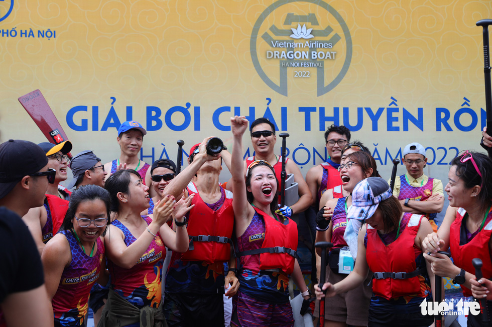 Members of a team celebrate their victory at the 2022 Hanoi Open Boat Race Tournament on West Lake, Hanoi, October 9, 2022. Photo: Danh Khang / Tuoi Tre