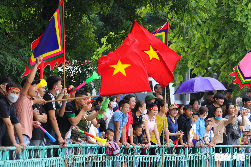 Spectators cheer on teams competing at the 2022 Hanoi Open Boat Race Tournament on West Lake, Hanoi, October 9, 2022. Photo: Danh Khang / Tuoi Tre