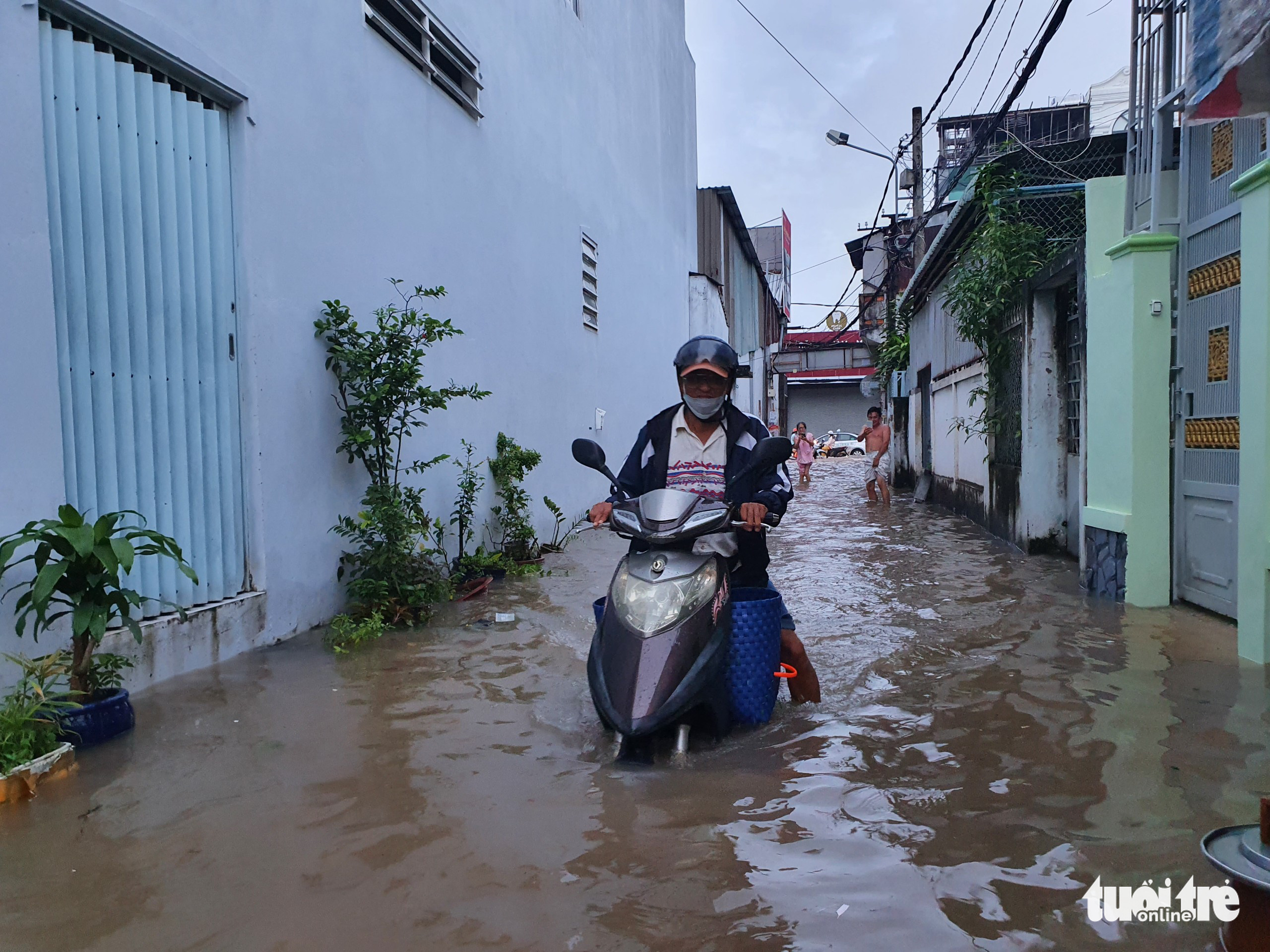 A flooded alley in Can Tho City, Vietnam, October 10, 2022. Photo: Chi Quoc / Tuoi Tre