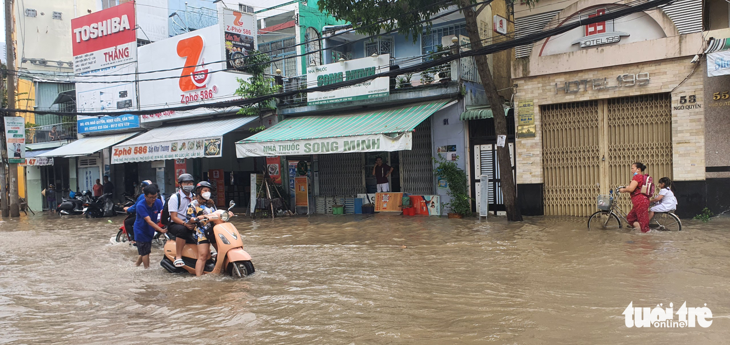 People travel on a flooded street in Can Tho City, Vietnam, October 10, 2022. Photo: Chi Quoc / Tuoi Tre