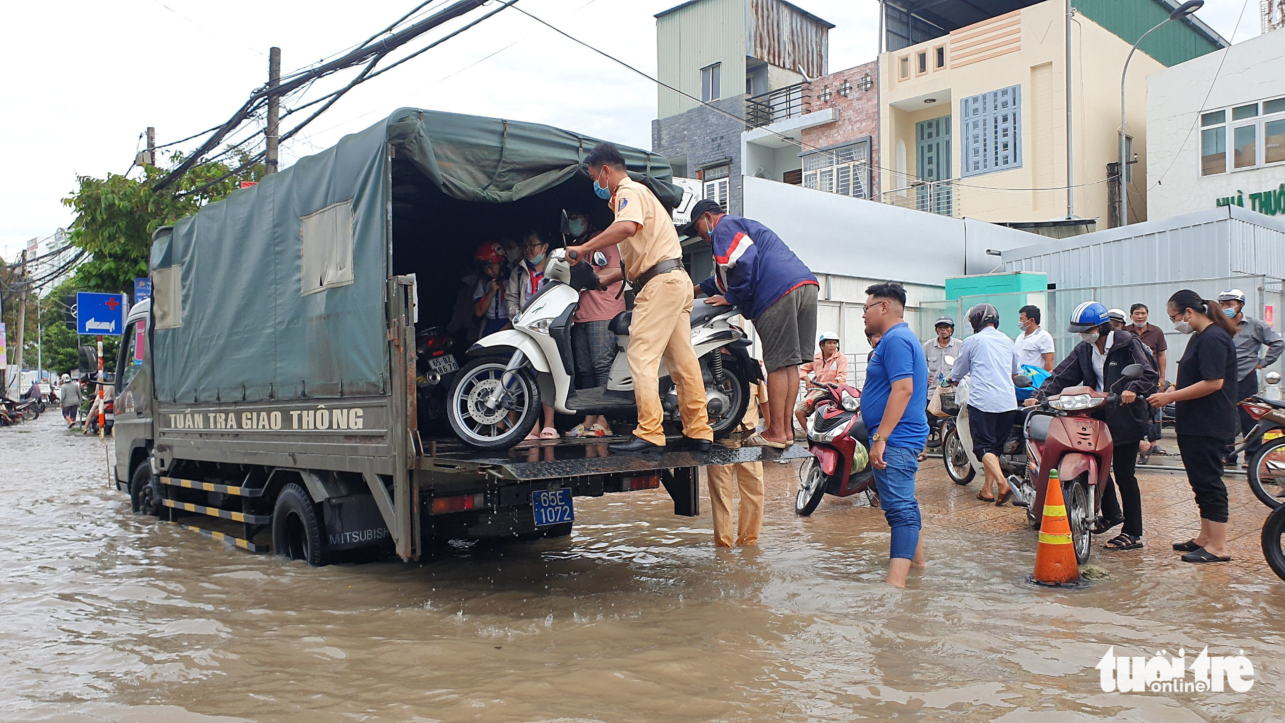 Traffic police help residents travel through a flooded street in Can Tho City, Vietnam, October 10, 2022. Photo: Chi Quoc / Tuoi Tre