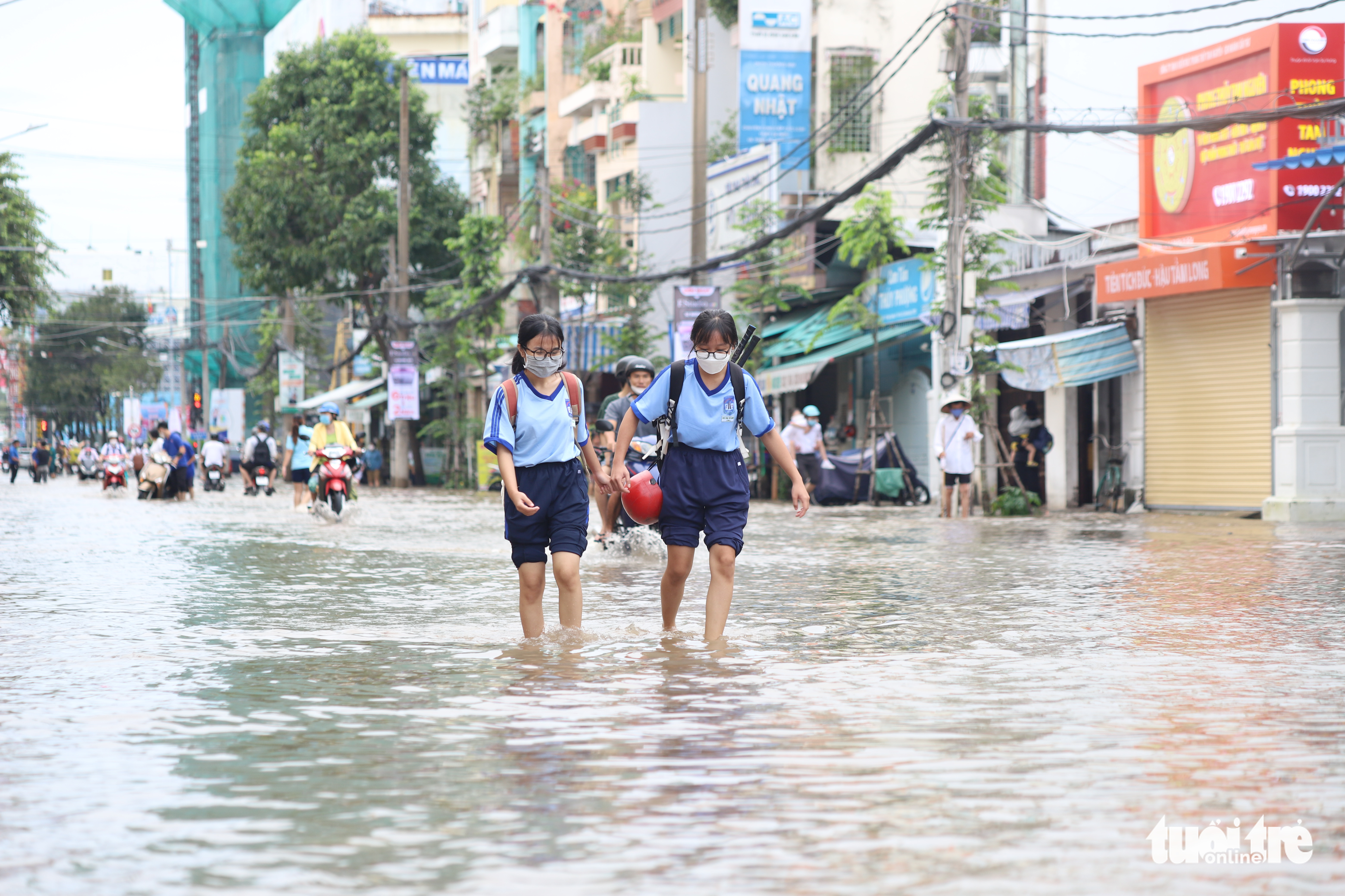Students walk on an inundated street in Can Tho City, Vietnam, October 10, 2022. Photo: Chi Quoc / Tuoi Tre