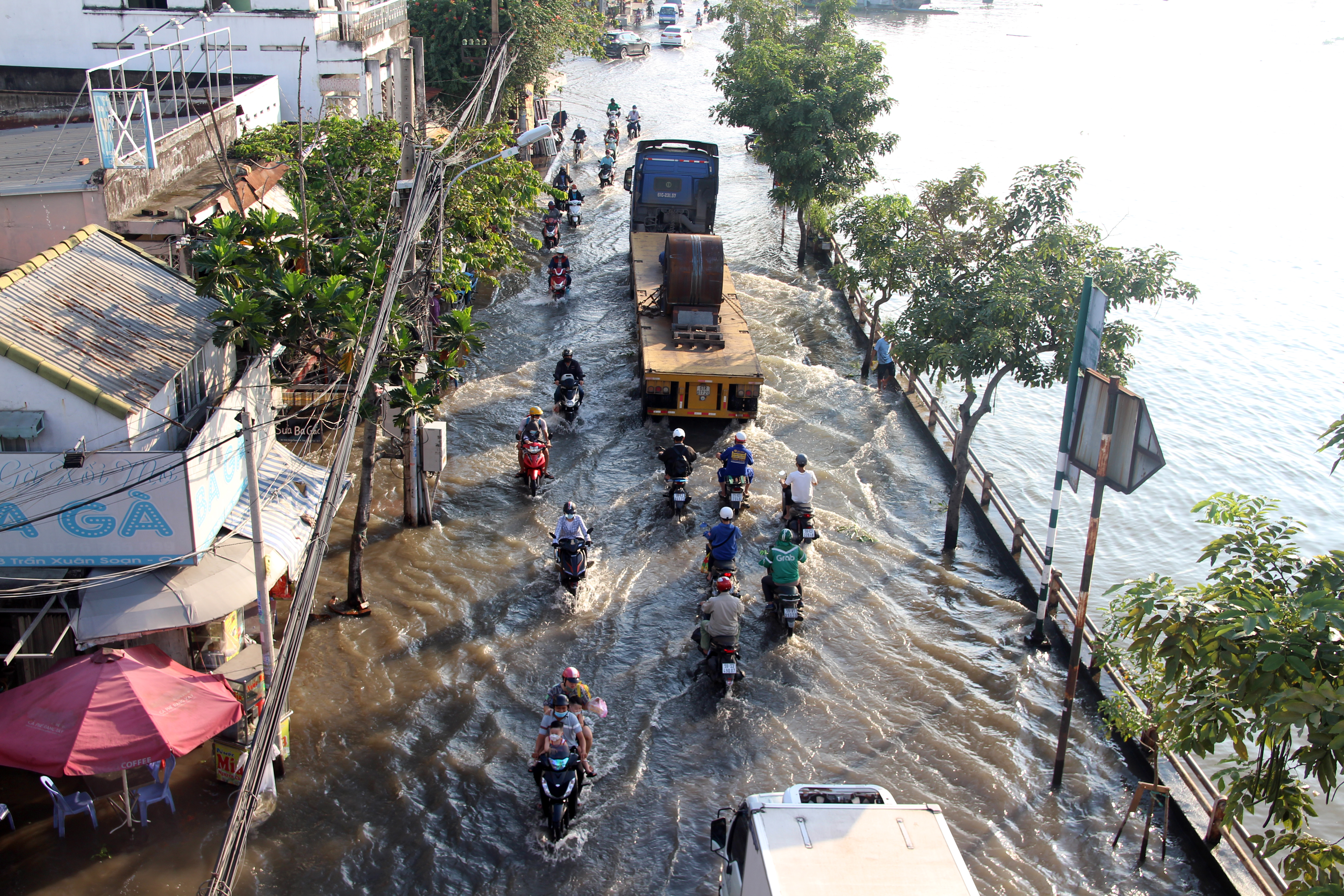 High tide sinks Tran Xuan Soan Street in District 7, Ho Chi Minh City, October 10, 2022. Photo: Tuoi Tre