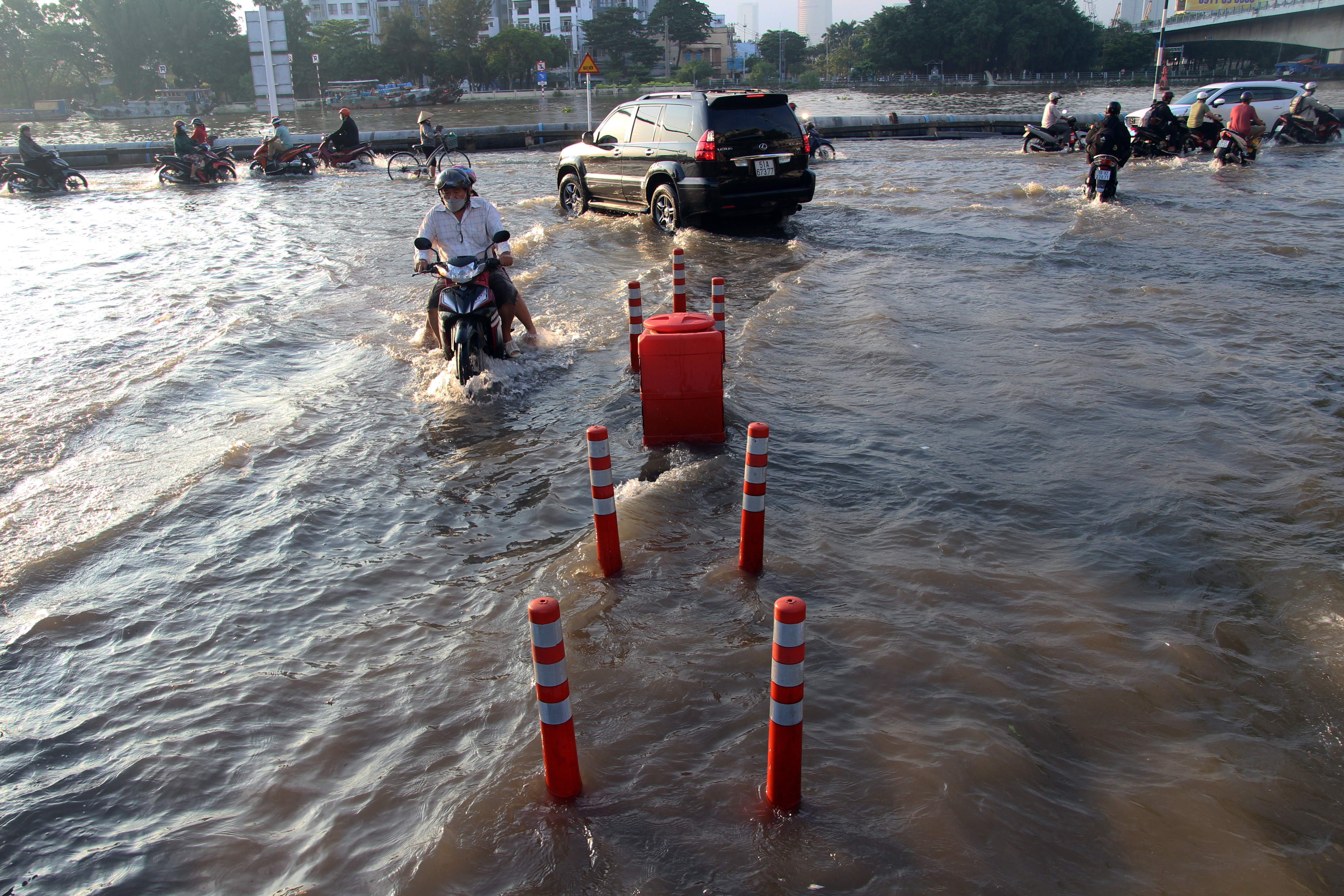 High tide submerges streets, plagues commuters in Ho Chi Minh City