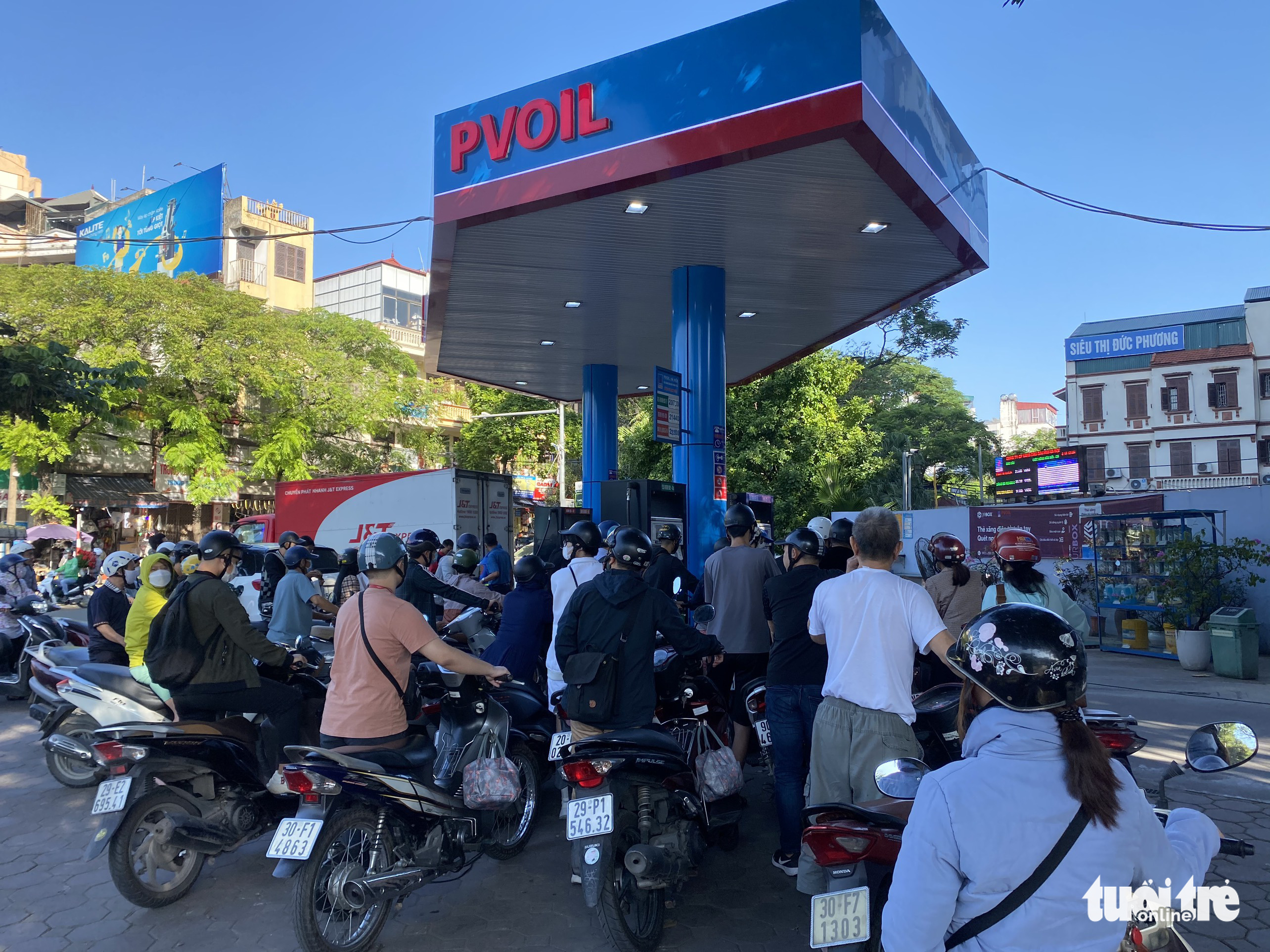 People wait for their turn to buy fuel at a filling station in Cau Giay District, Hanoi, October 11, 2022. Photo: Nguyen Bao / Tuoi Tre
