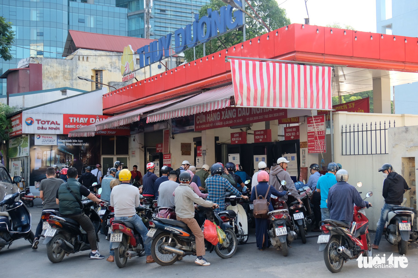 People line up in front of a filling station in Hanoi, October 11, 2022. Photo: Nguyen Bao / Tuoi Tre
