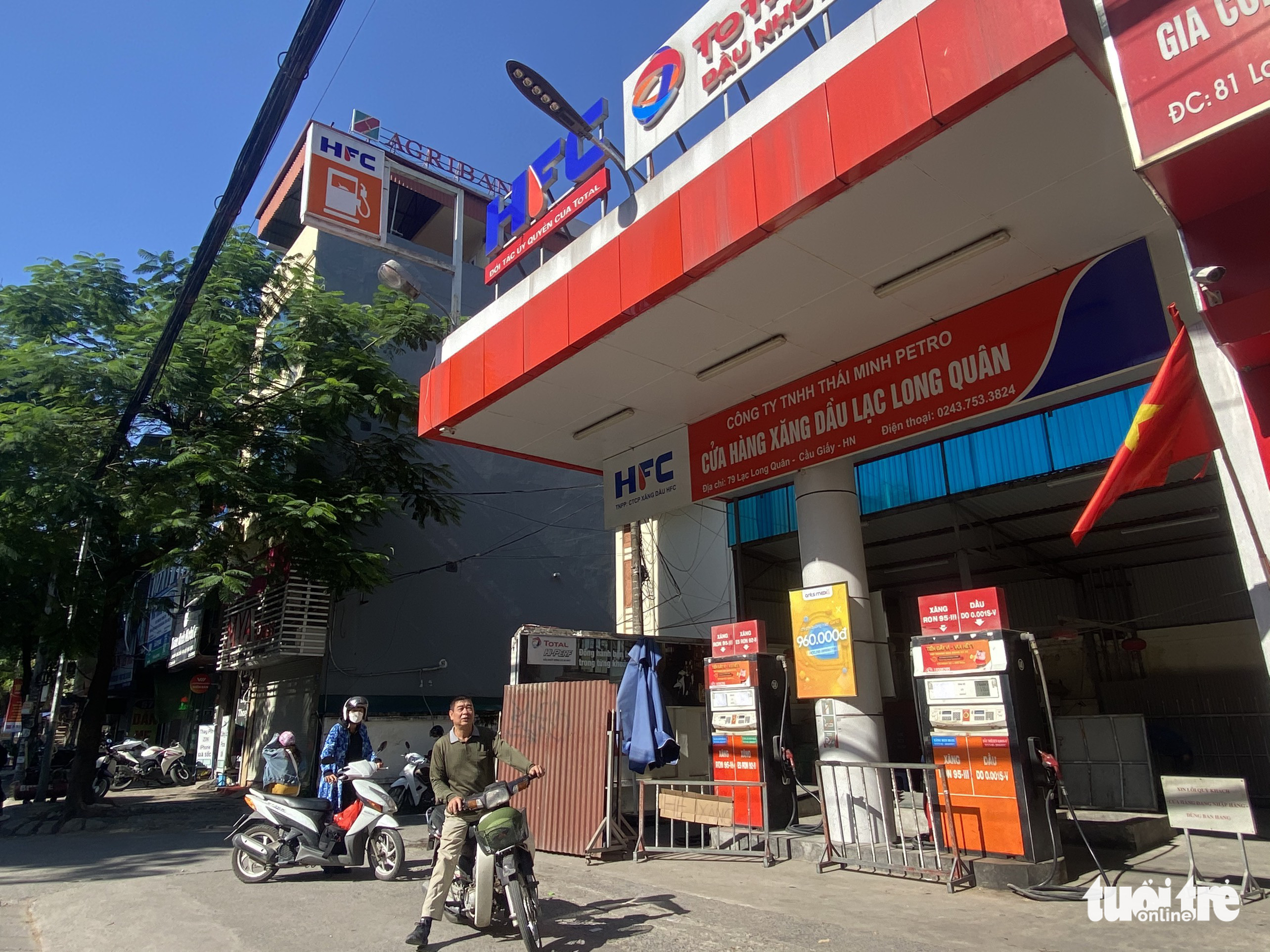A filling station is closed after running out of stock in Cau Giay District, Hanoi, October 11, 2022. Photo: Nguyen Bao / Tuoi Tre
