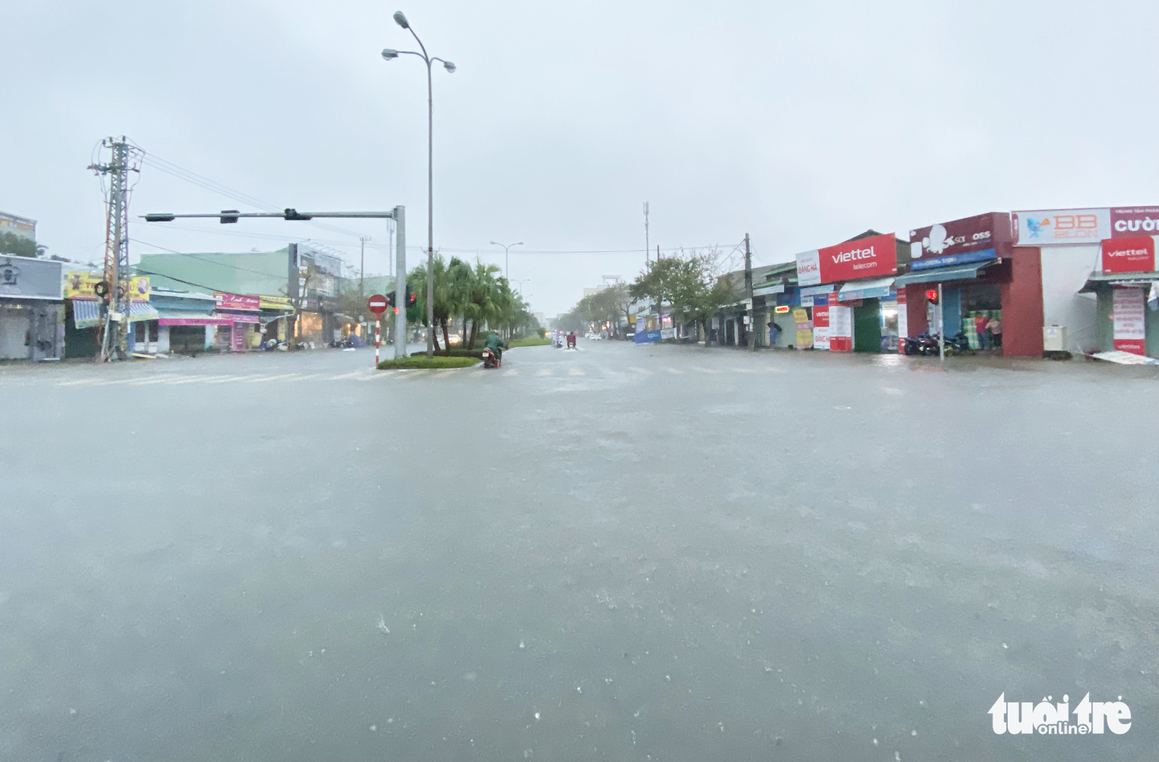 Flooding occurs on Hung Vuong Street in Tam Ky City, Quang Nam Province, Vietnam, October 10, 2022. Photo: Le Trung / Tuoi Tre