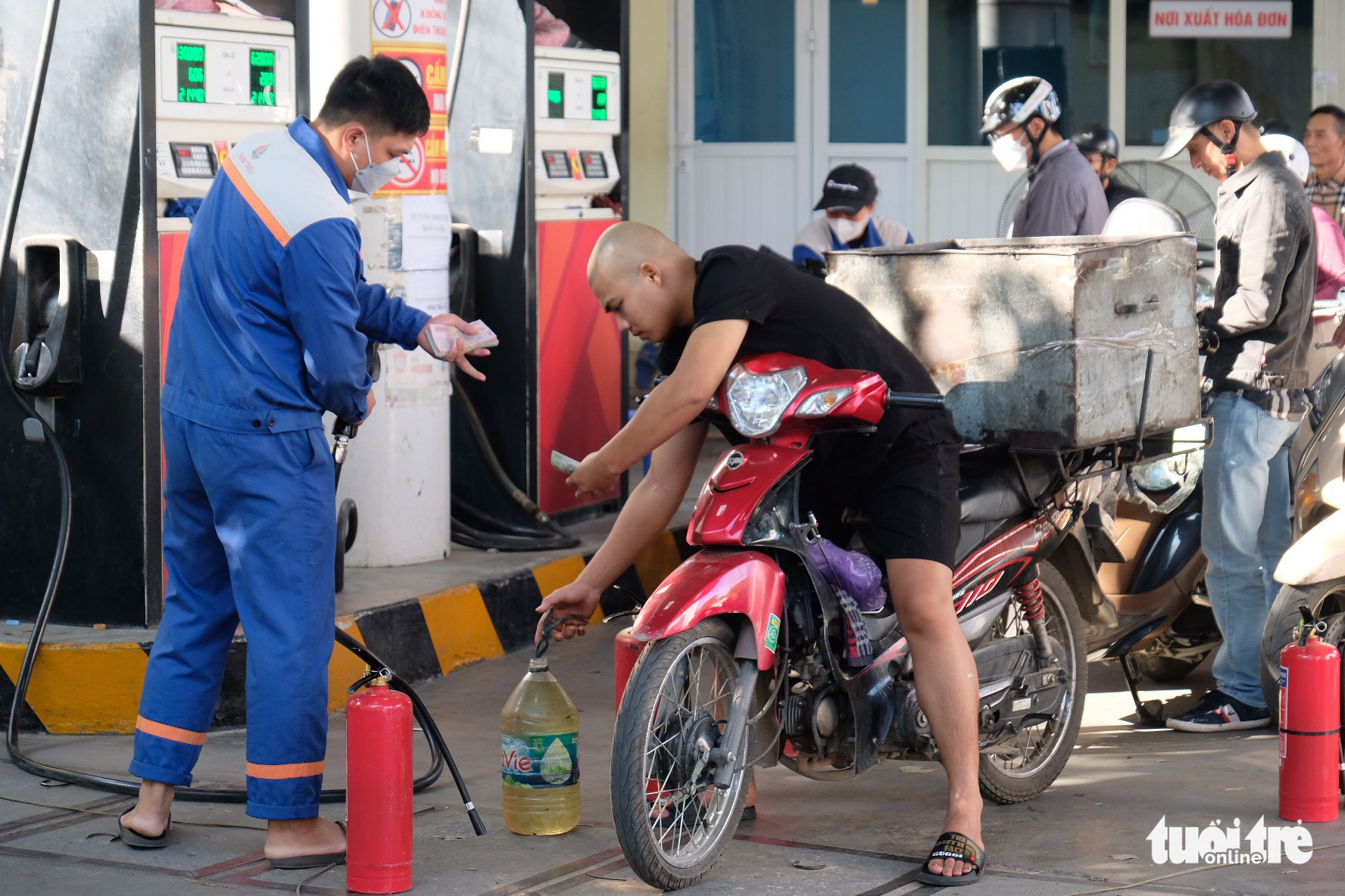 A man buys gasoline at a filling station in Hanoi, October 11, 2022. Photo: Nguyen Bao / Tuoi Tre