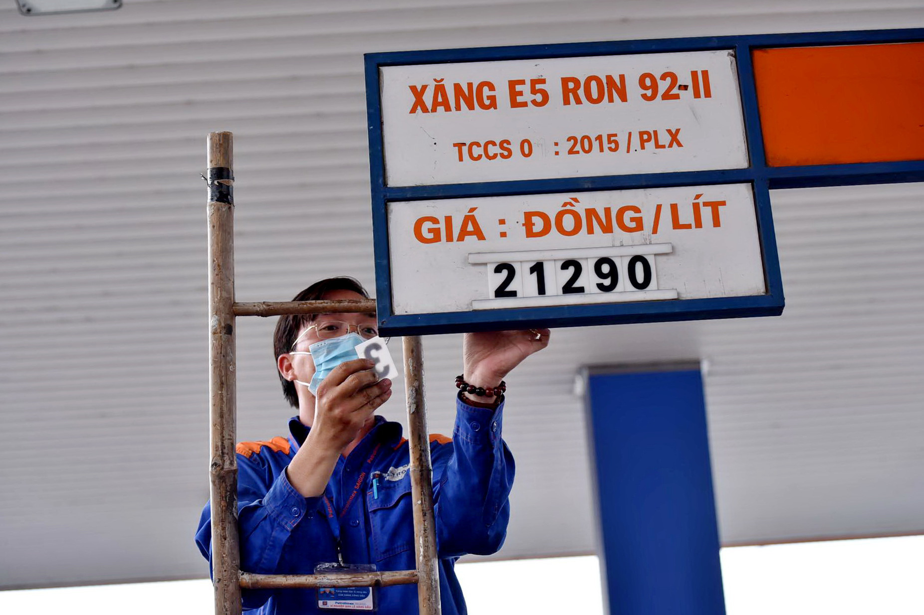 Vietnam petrol prices up after four previous decreases