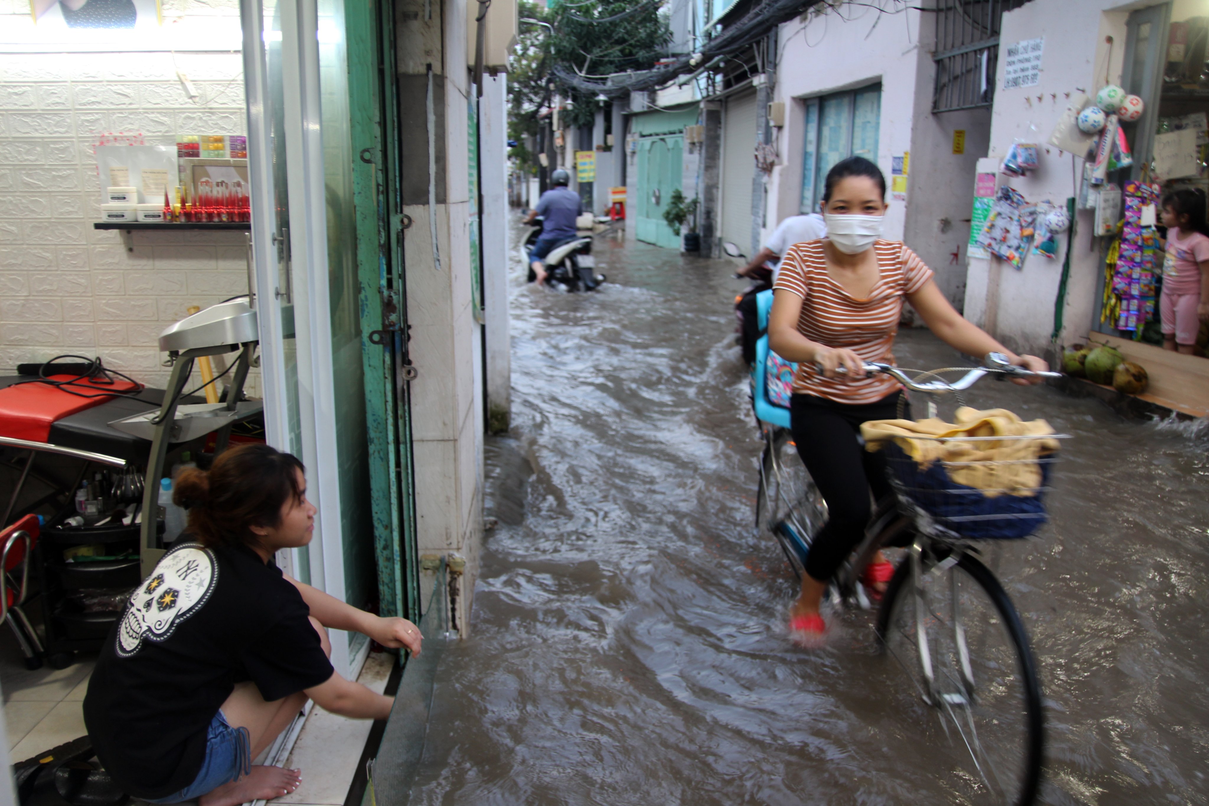 A flooded alley on Huynh Tan Phat Street in District 7, Ho Chi Minh City, October 10, 2022. Photo: Tuoi Tre