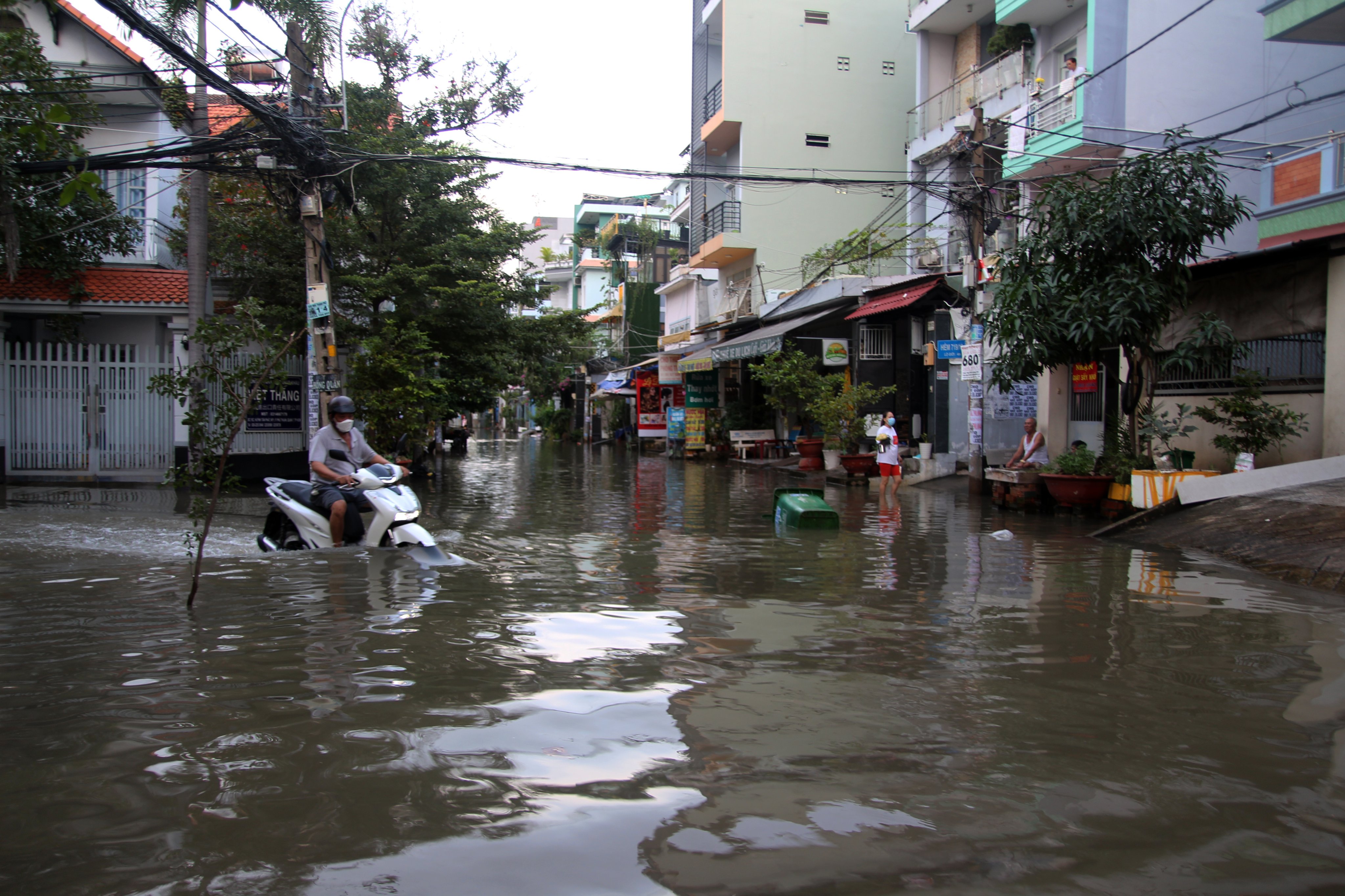 A flooded alley on Huynh Tan Phat Street in District 7, Ho Chi Minh City, October 10, 2022. Photo: Tuoi Tre