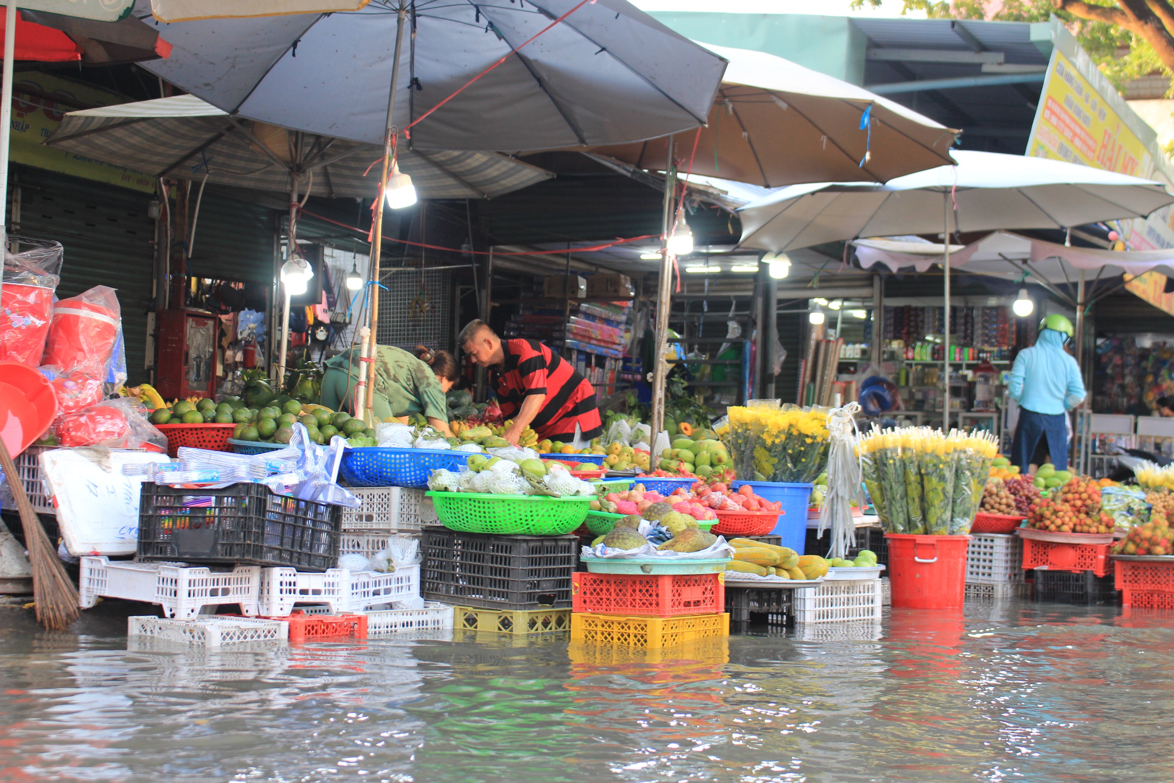 A market is inundated due to high tide in Ho Chi Minh City, October 10, 2022. Photo: Tuoi Tre