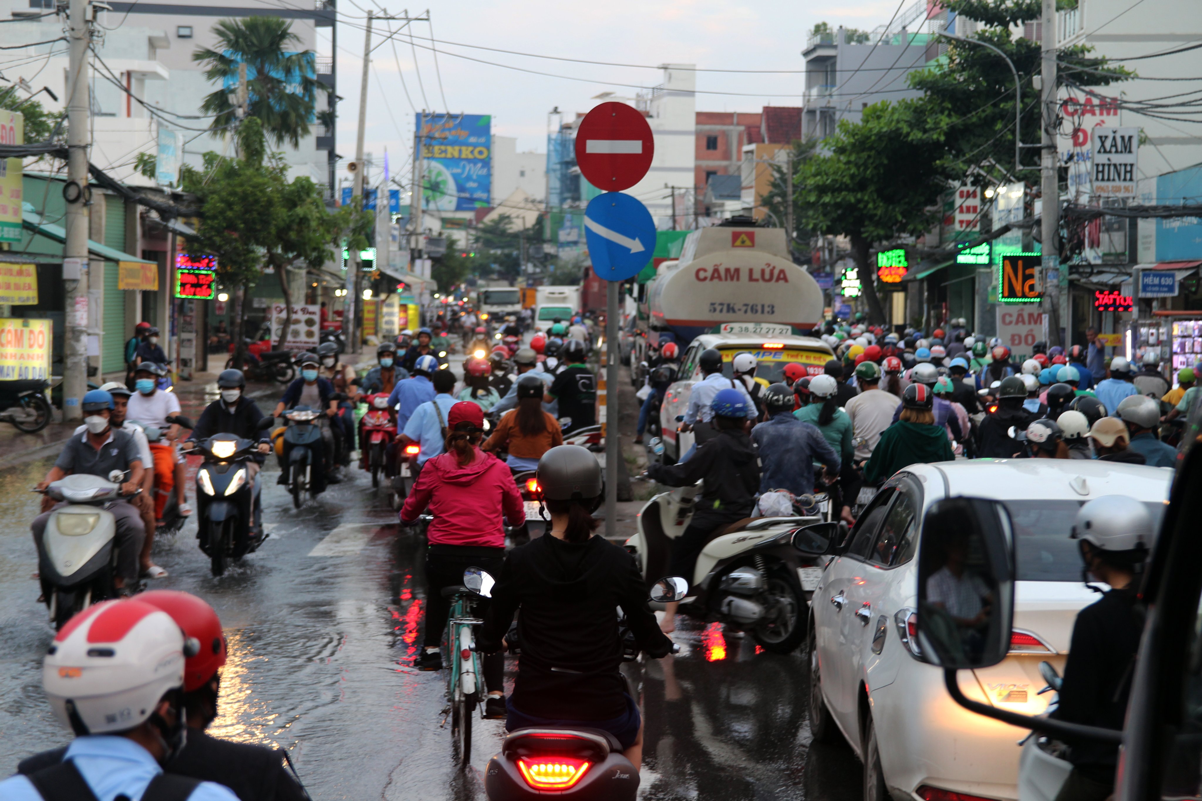 Congestion occurs on Huynh Tan Phat Street in District 7, Ho Chi Minh City, October 10, 2022. Photo: Tuoi Tre