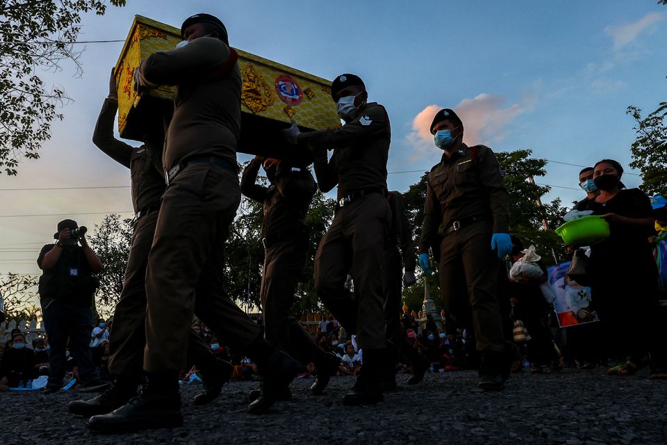 Police officers carry the casket of a victim on the day of a cremation at Wat Rat Samakee temple, following a mass shooting at a day care centre, in the town of Uthai Sawan, in the province of Nong Bua Lam Phu, Thailand, October 11, 2022. Photo: Reuters