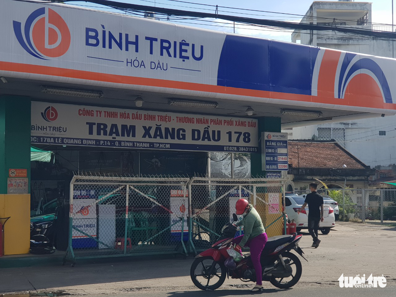 A filling station remains closed on Le Quang Dinh Street in Binh Thanh District, Ho Chi Minh City, October 12, 2022. Photo: Nhat Xuan / Tuoi Tre