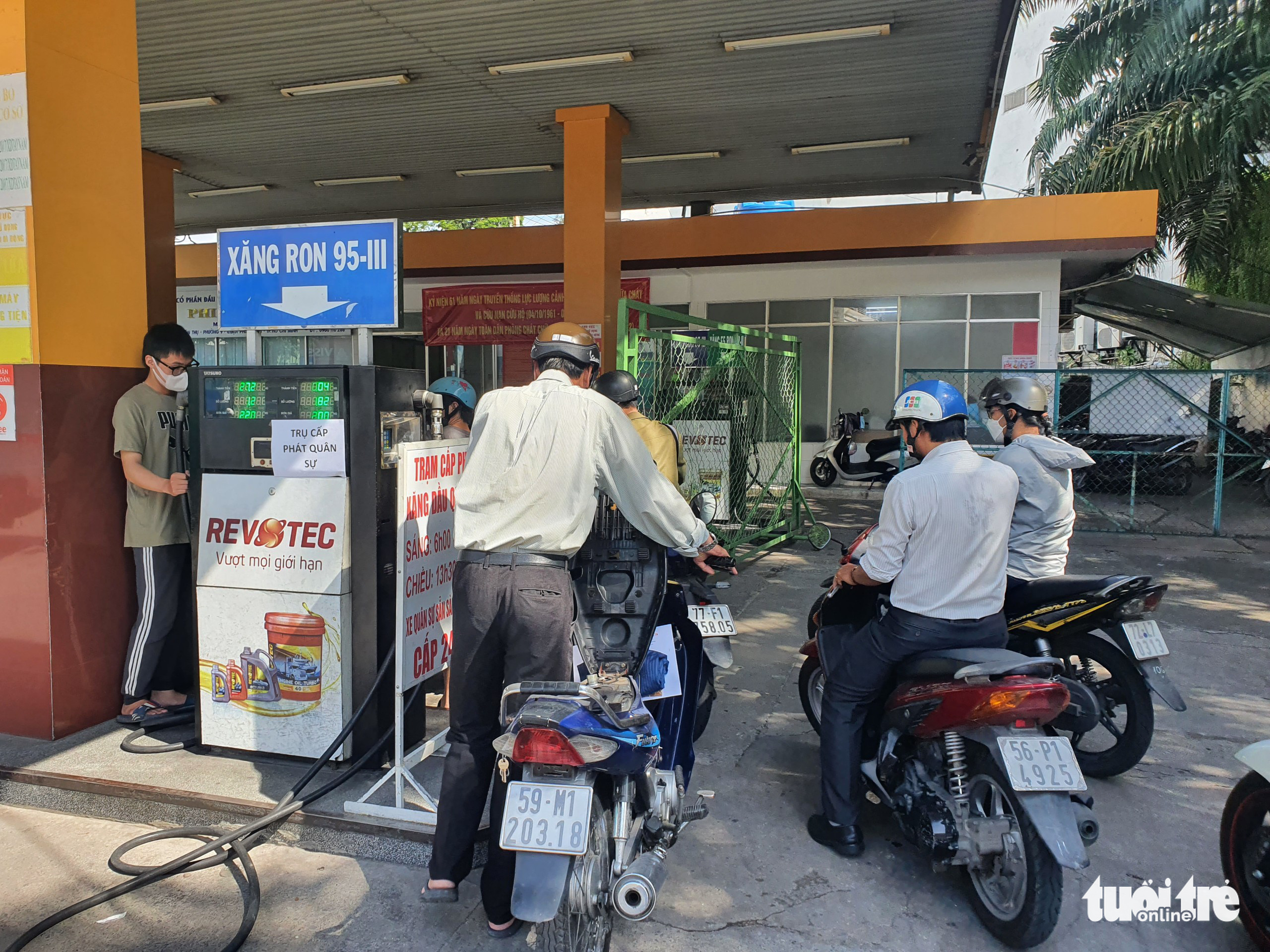 A filling station resumes only one of its three pumps on Hoang Van Thu Street in Phu Nhuan District, Ho Chi Minh City, October 12, 2022. Photo: Cong Trung / Tuoi Tre
