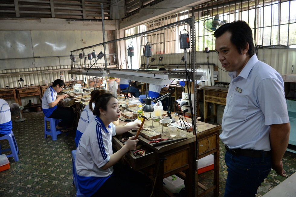 Instructor Ho Van Tien teaches learners at the training center for jewelers at Thiec Market in District 11, Ho Chi Minh City. Photo: T.T.D / Tuoi Tre News