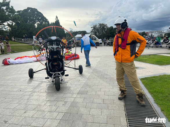 Staffs set up for a paragliding trial at Lam Vien Square, Da Lat City, Lam Dong Province, Vietnam, October 12, 2022. Photo: M.V. / Tuoi Tre