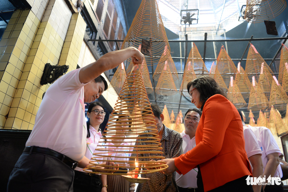 Phan Thi Thang (right), vice-chairman of the Ho Chi Minh City People's Committee, burns incense while visiting Khanh Van Nam Vien pagoda on Nguyen Thi Nho Street, District 11, Ho Chi Minh City. Photo: T.T.D / Tuoi Tre News