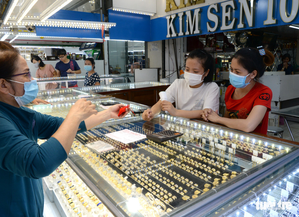 A customer buys jewelry at Thiec Market in District 11, Ho Chi Minh City. Photo: T.T.D / Tuoi Tre News