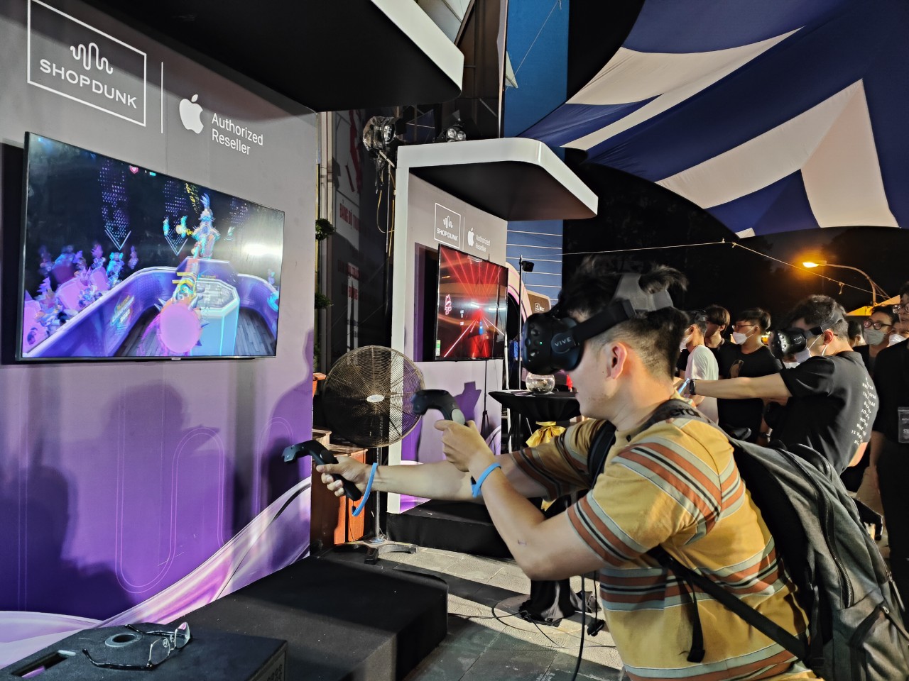 Customers play virtual reality games before the launch of the new iPhone 14s in Ho Chi Minh City, October 13, 2022. Photo: Duc Thien / Tuoi Tre