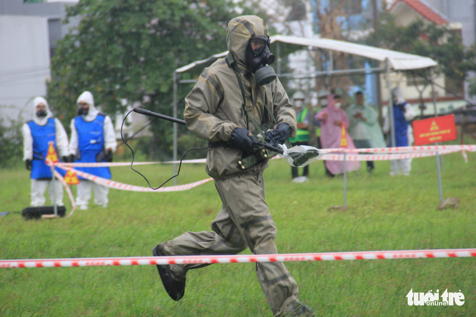 An officer analyzes the gamma-radiation background during a drill in Da Nang, Vietnam, October 14, 2022. Photo: Truong Trung / Tuoi Tre