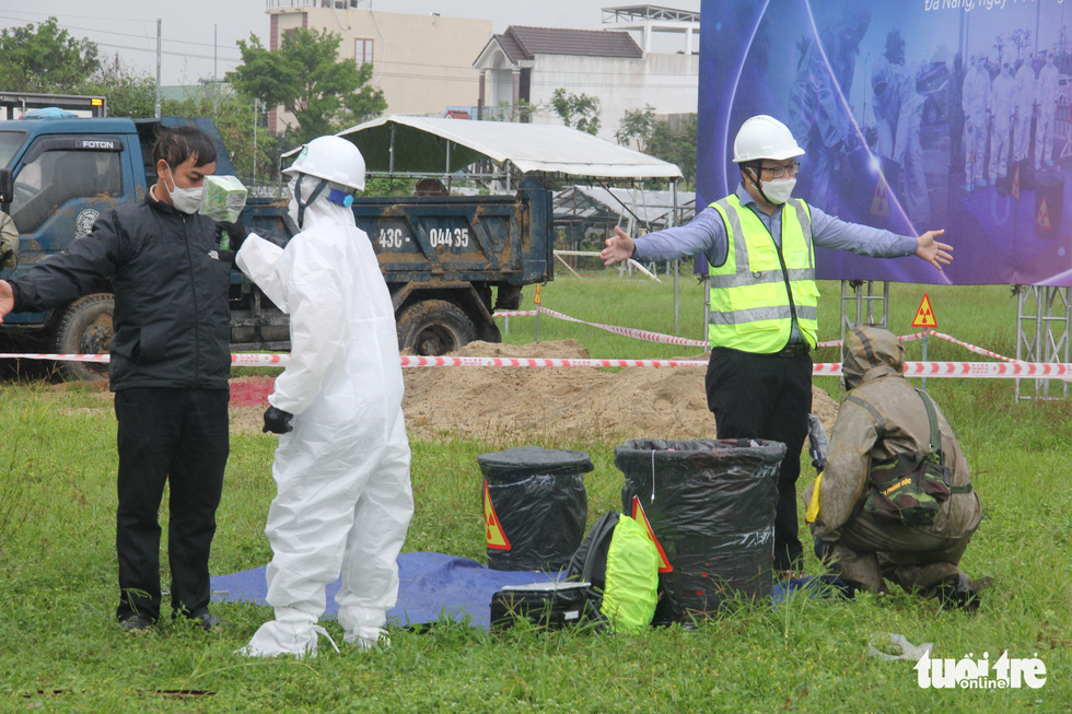 Officers measure the radioactive concentration in residents before getting out of the danger area during a drill in Da Nang, Vietnam, October 14, 2022. Photo: Truong Trung / Tuoi Tre