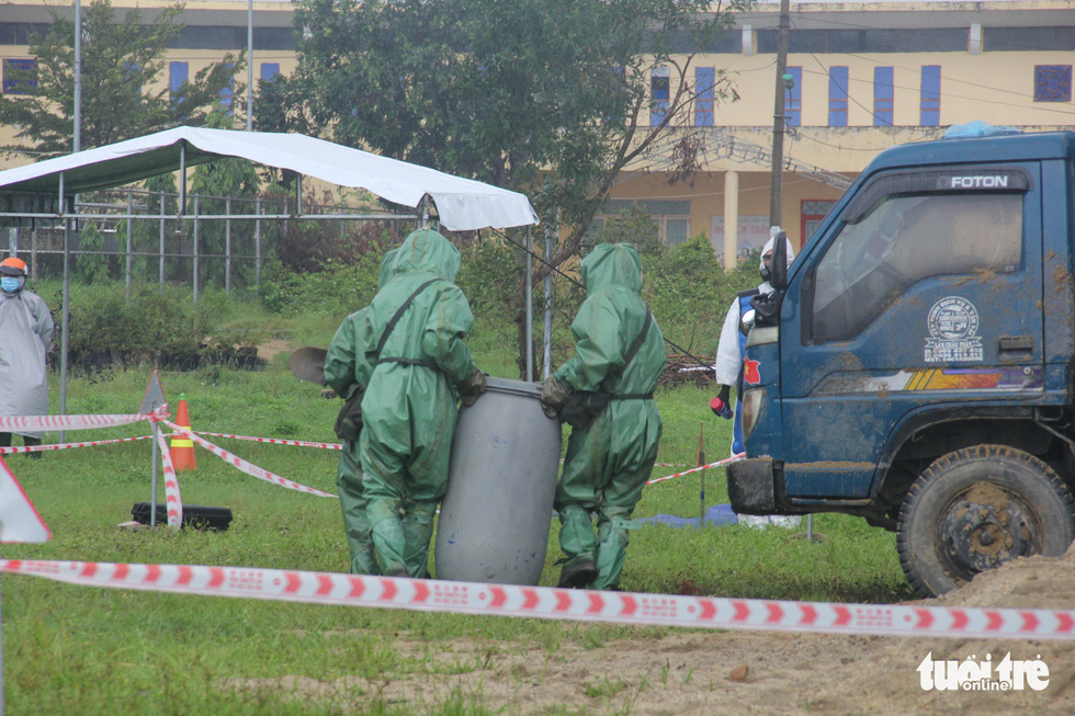 Officers remove radioactive contamination during a drill in Da Nang, Vietnam, October 14, 2022. Photo: Truong Trung / Tuoi Tre