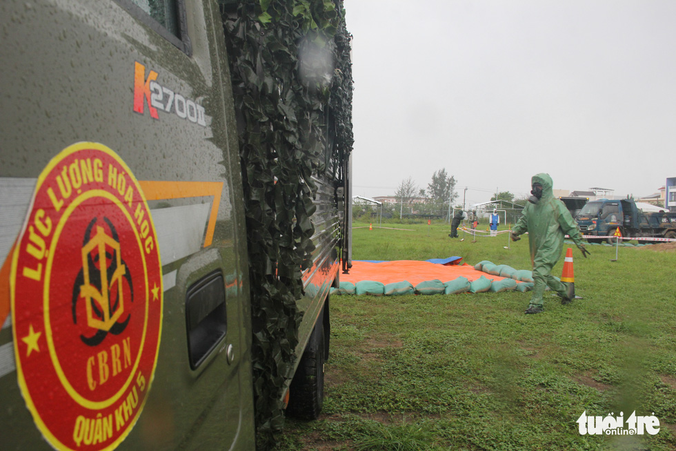 Officers participate in a radiation accident response drill in Da Nang, Vietnam, October 14, 2022. Photo: Truong Trung / Tuoi Tre