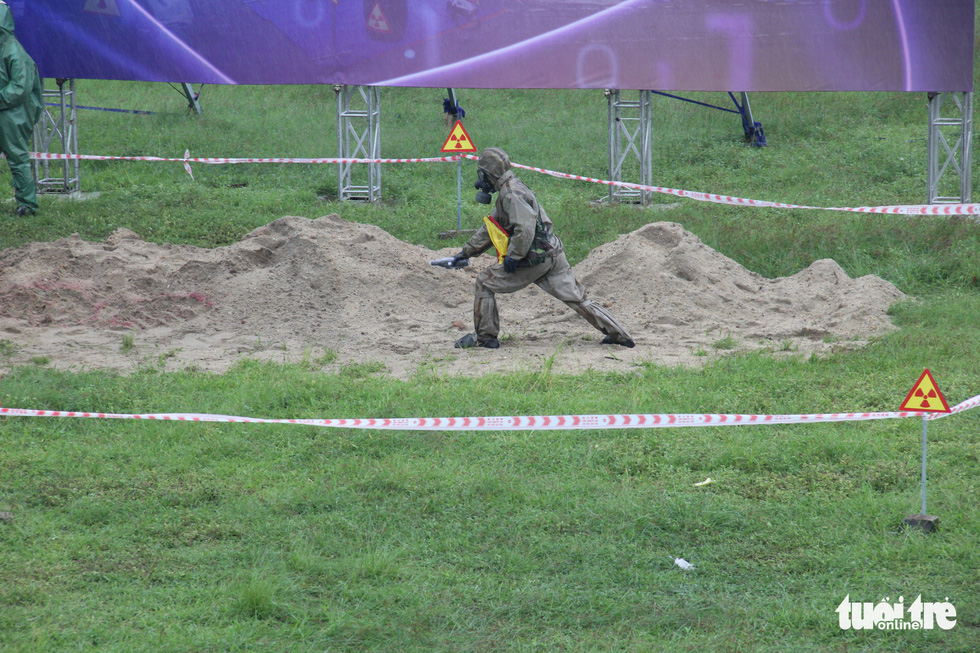 An officer analyzes the gamma-radiation background during a drill in Da Nang, Vietnam, October 14, 2022. Photo: Truong Trung / Tuoi Tre