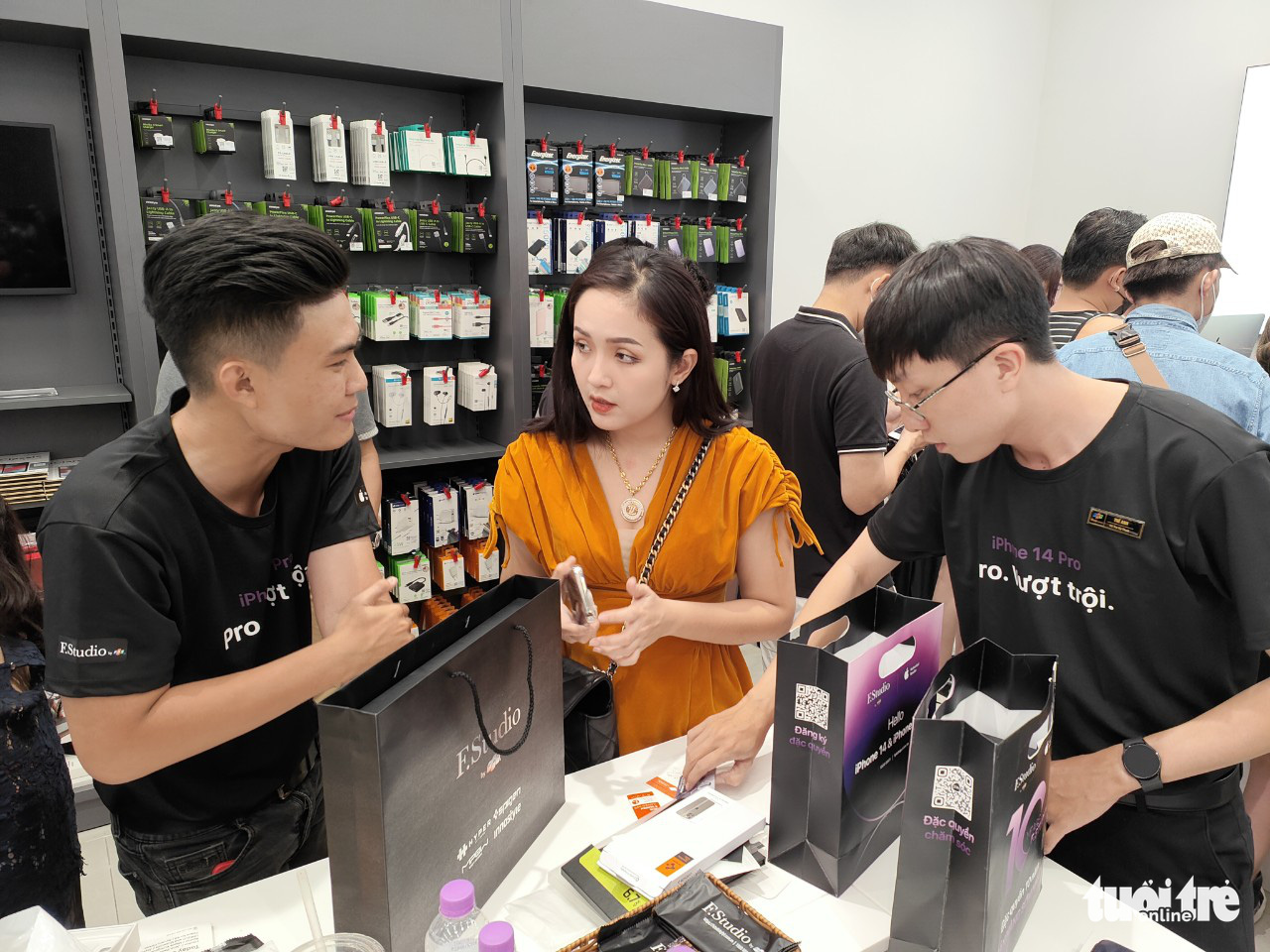 Early birds receive the new iPhone 14s at an FPT Shop outlet in Ho Chi Minh City, October 14, 2022. Photo: Duc Thien / Tuoi Tre
