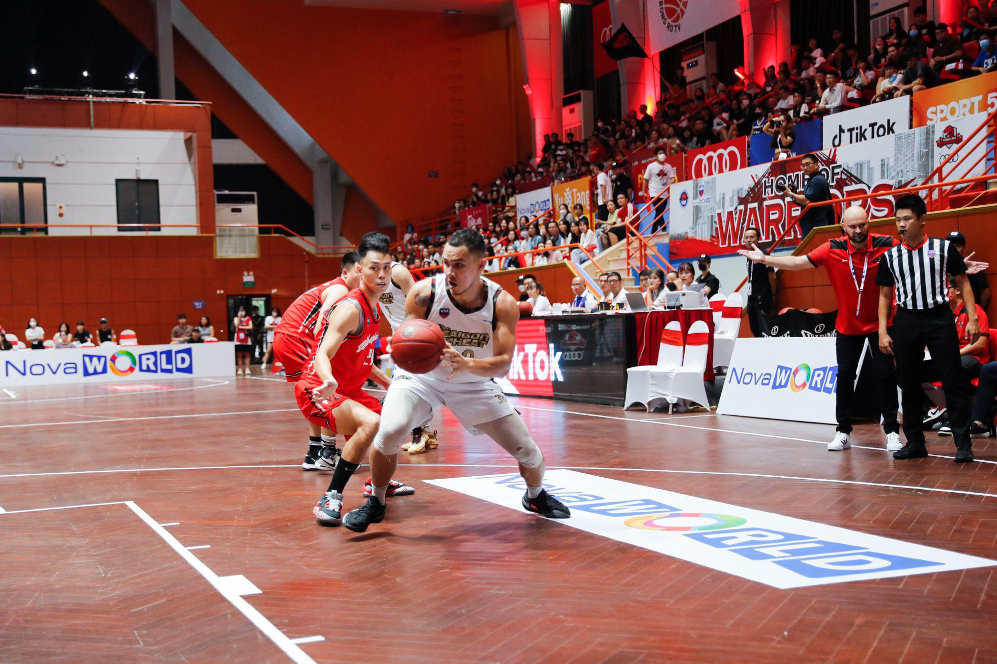 A 2022 VBA game between the Saigon Heat (in white) and the Thang Long Warriors. Photo: VBA