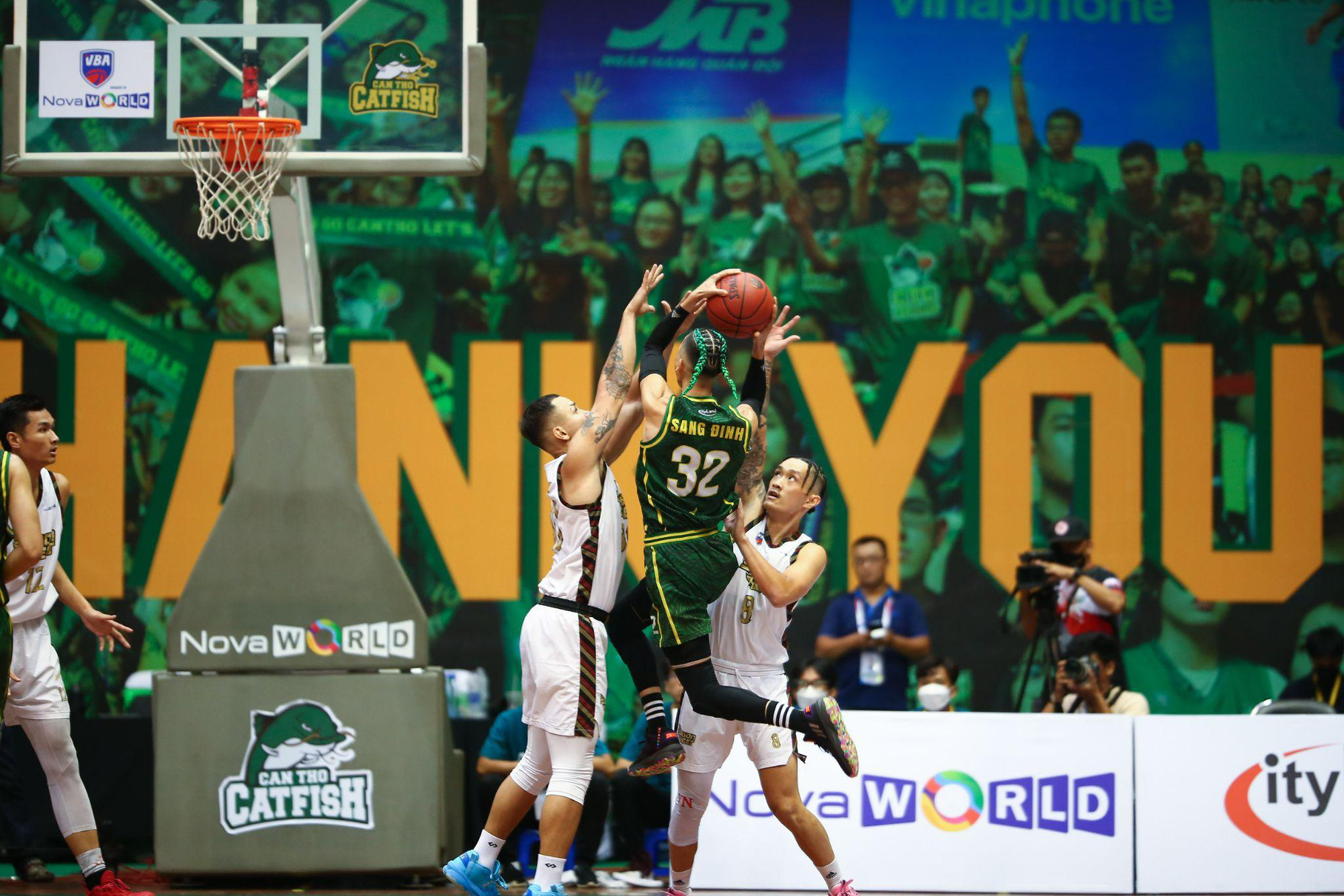 The Cantho Catfish’s Dinh Thanh Sang (in green) sinks a basket. Photo: VBA