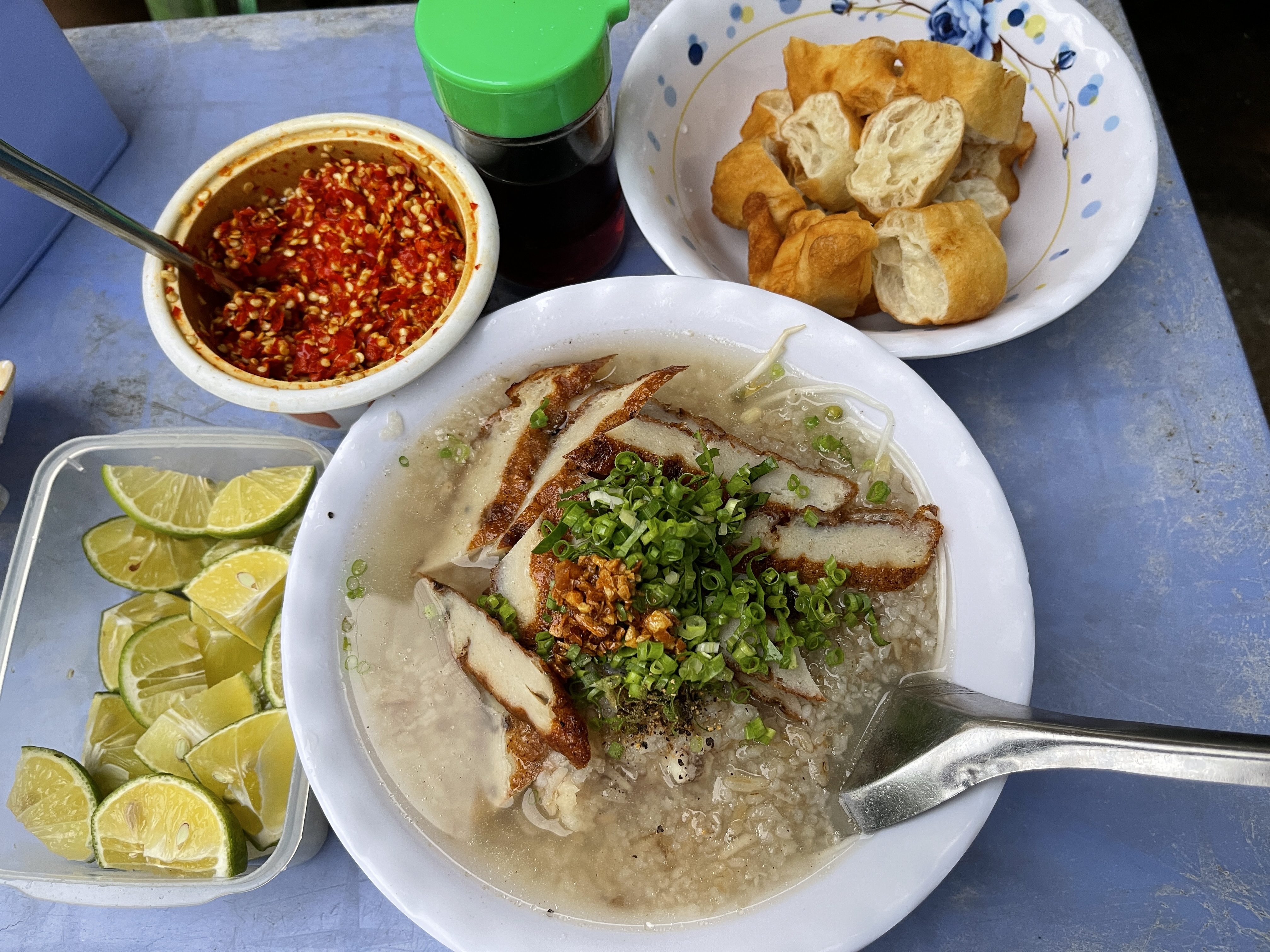 A bowl of ‘cháo chả’ (porridge topped with fish cake) served at a local stall in Phu Quoc, Vietnam. Photo: Dong Nguyen / Tuoi Tre News