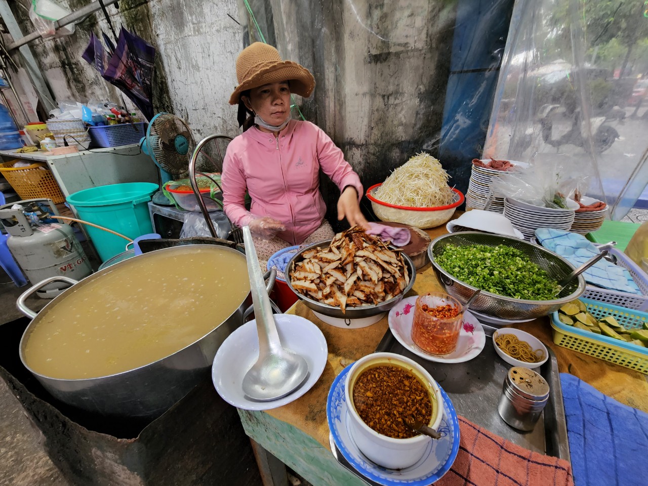 The stall has served ‘cháo chả’ for nearly 20 years. Photo: Son Lam / Tuoi Tre News