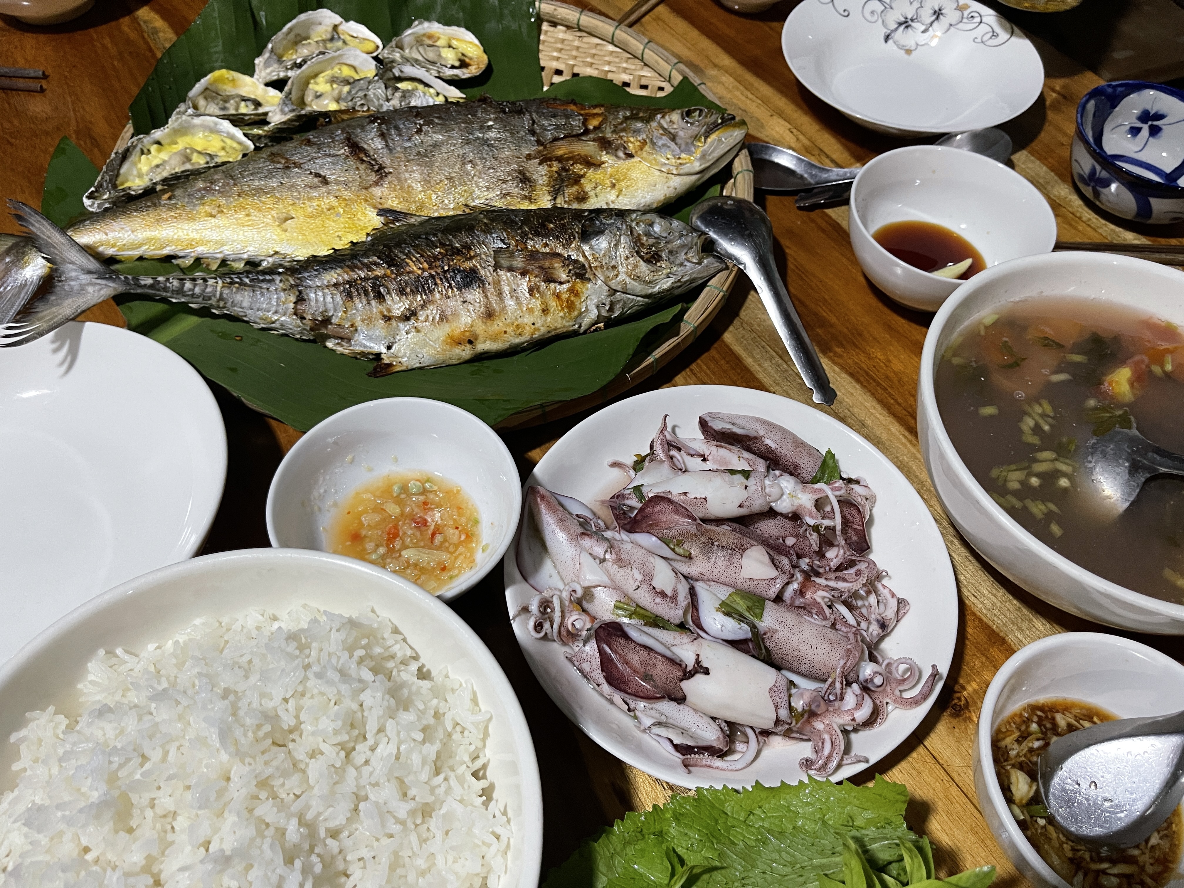 A homemade dinner for five with fresh seafood bought from Cau Sau Market in Phu Quoc, Vietnam. Photo: Dong Nguyen / Tuoi Tre News