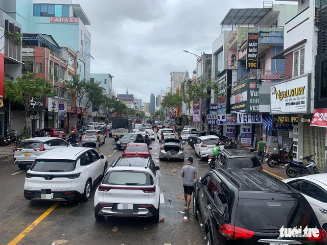 Floodwaters abandon cars on Le Duan Street in Da Nang City, October 15, 2022. Photo: Tuoi Tre