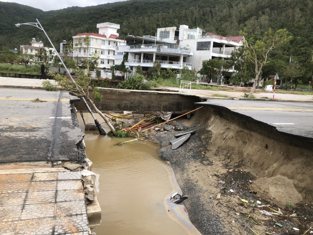 Floodwaters shave a coastal road in Son Tra District, Da Nang City, October 15, 2022. Photo: Doan Cuong / Tuoi Tre
