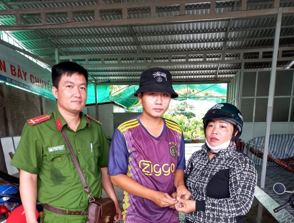 Filling station worker returns lost $2,100 gold ring to owner in southern Vietnam