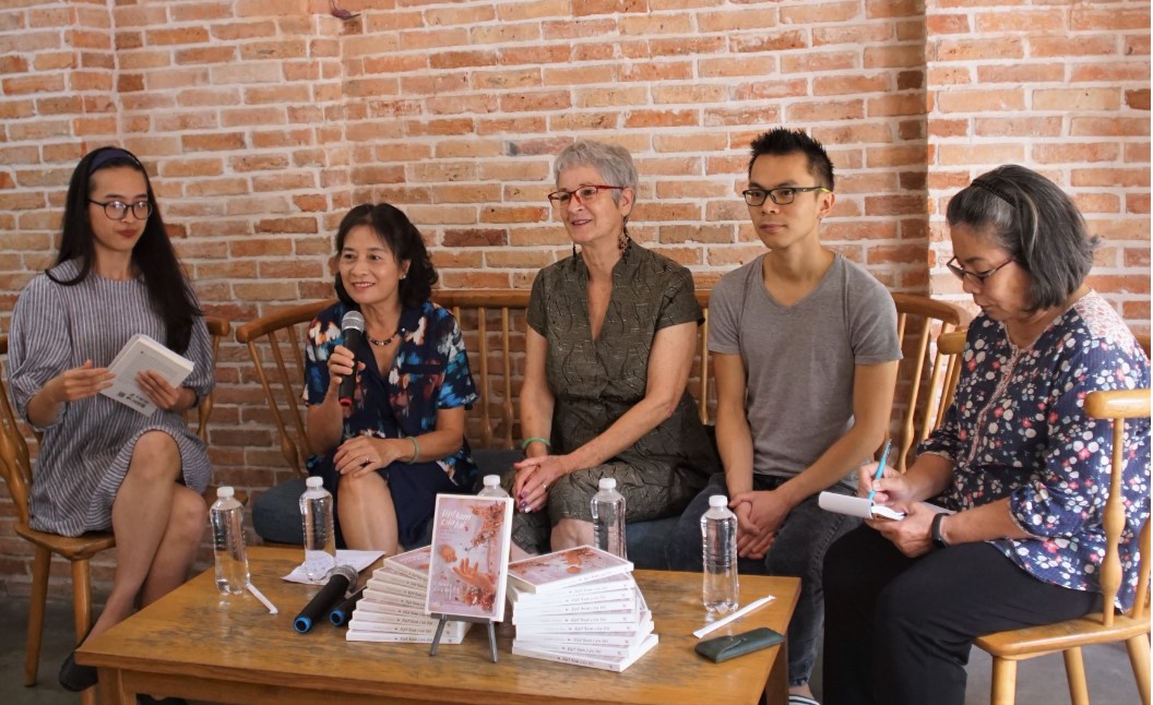 Associate Prof. Dr. Tran Thi Hao (second, left), the co-translator of the book My Vietnam, expresses her admiration for a French friend's love for Vietnam at the book launch on October 15 at Nha Nam Book N'Coffee in HCMC. Photo by Huynh Vy / Tuoi Tre