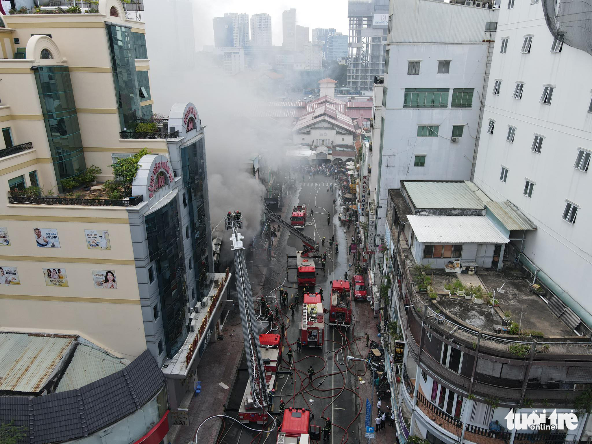 Smoke billows from the fire at a restaurant in District 1, Ho Chi Minh City, October 17, 2022. Photo: Minh Hoa / Tuoi Tre