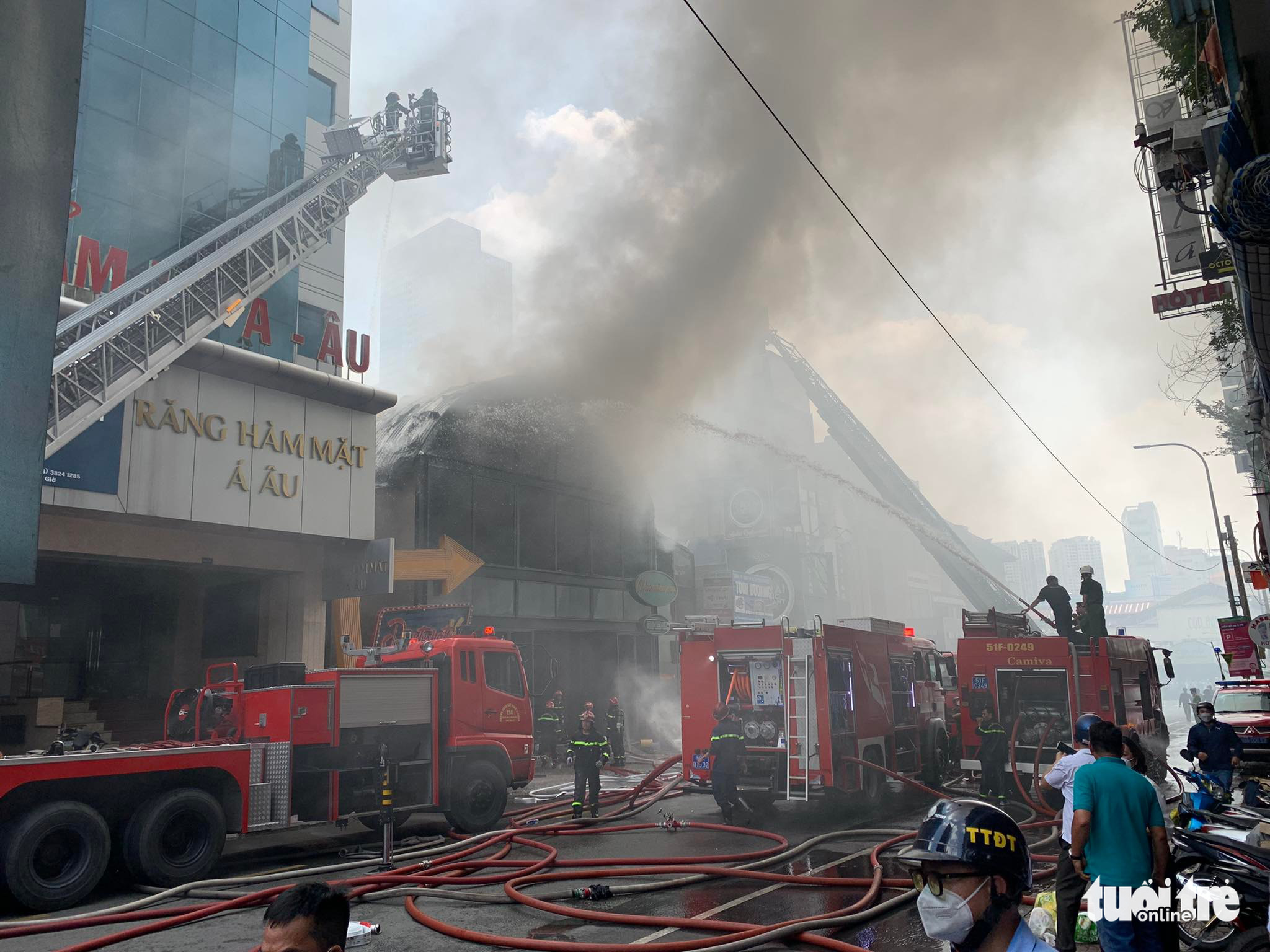 Firefighters and fire engines are mobilized to the site in District 1, Ho Chi Minh City, October 17, 2022. Photo: T.T.D. / Tuoi Tre