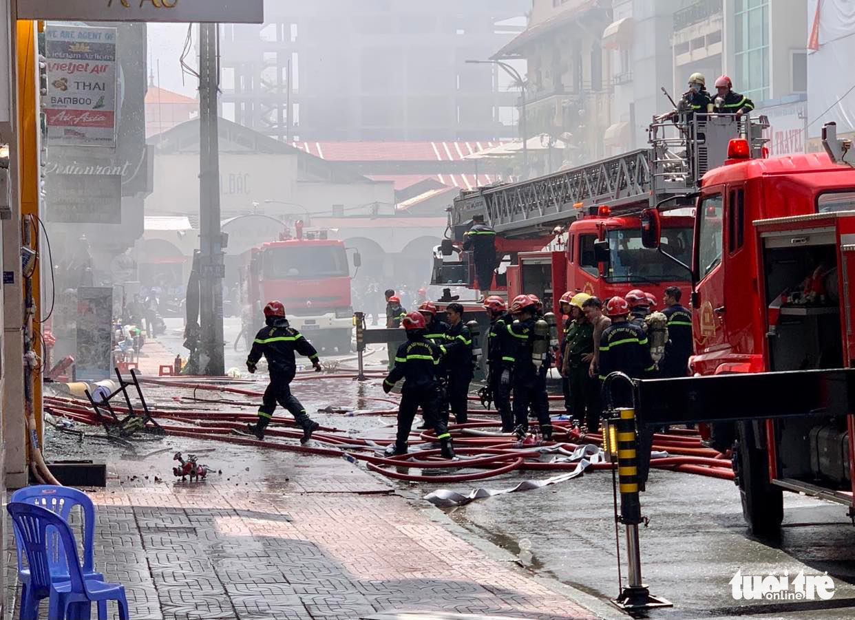 Firefighters and fire engines are mobilized to the site in District 1, Ho Chi Minh City, October 17, 2022. Photo: T.T.D. / Tuoi Tre