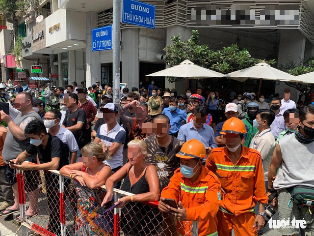 Residents and tourists witness the incident in District 1, Ho Chi Minh City, October 17, 2022. Photo: T.T.D. / Tuoi Tre
