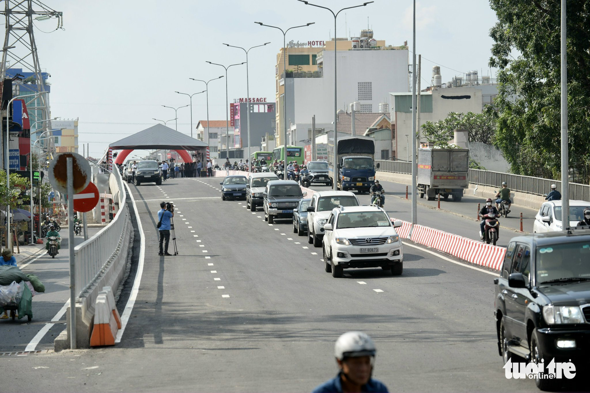 First cars run on the newly-inaugurated second branch of the Bung Bridge project connecting Binh Tan District and Tan Phu District in Ho Chi Minh City, October 16, 2022. Photo: Luu Duyen / Tuoi Tre