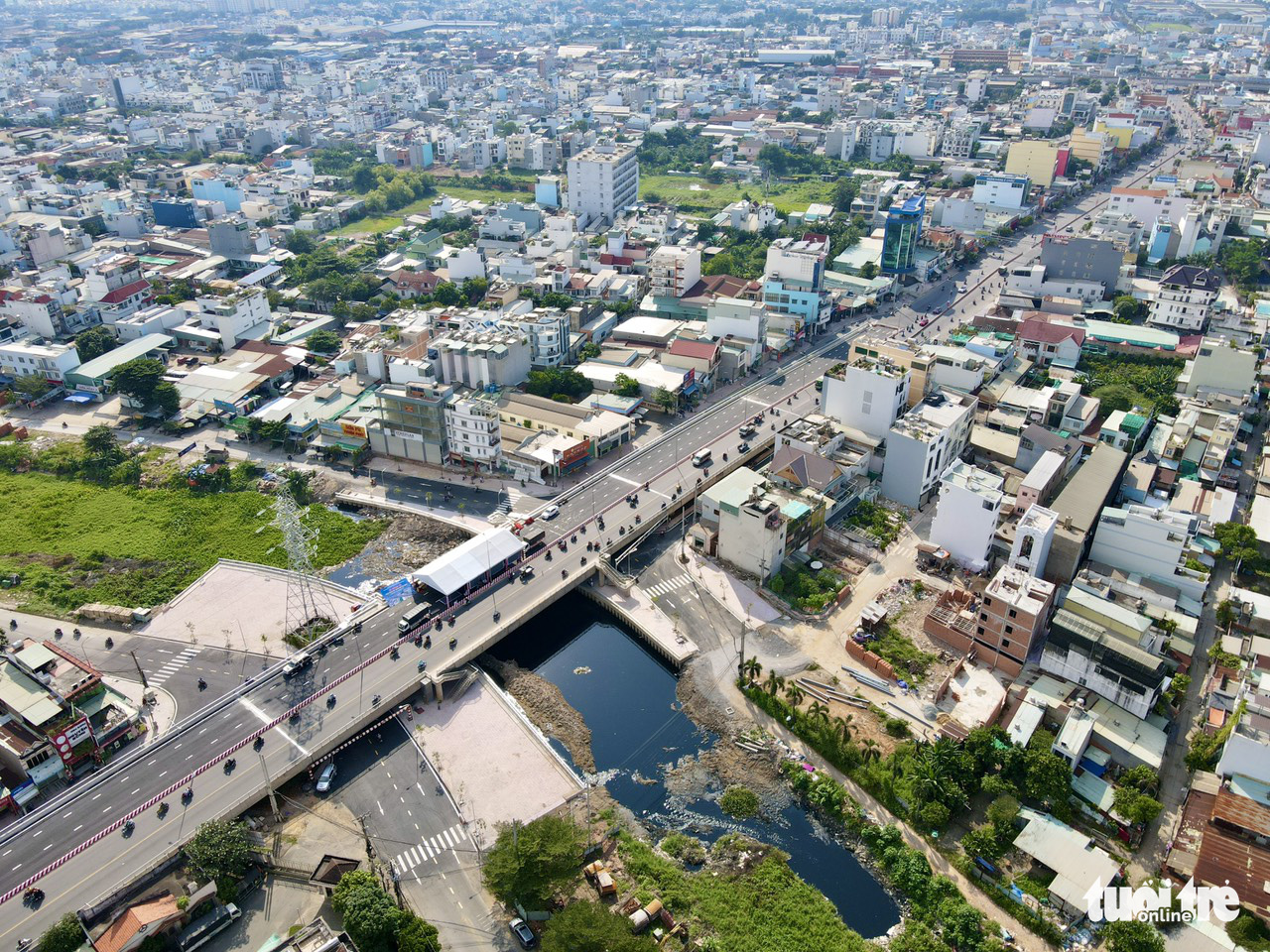 A bird’s-eye view of the Bung Bridge connecting Binh Tan District and Tan Phu District in Ho Chi Minh City, October 16, 2022. Photo: T.T.D. / Tuoi Tre