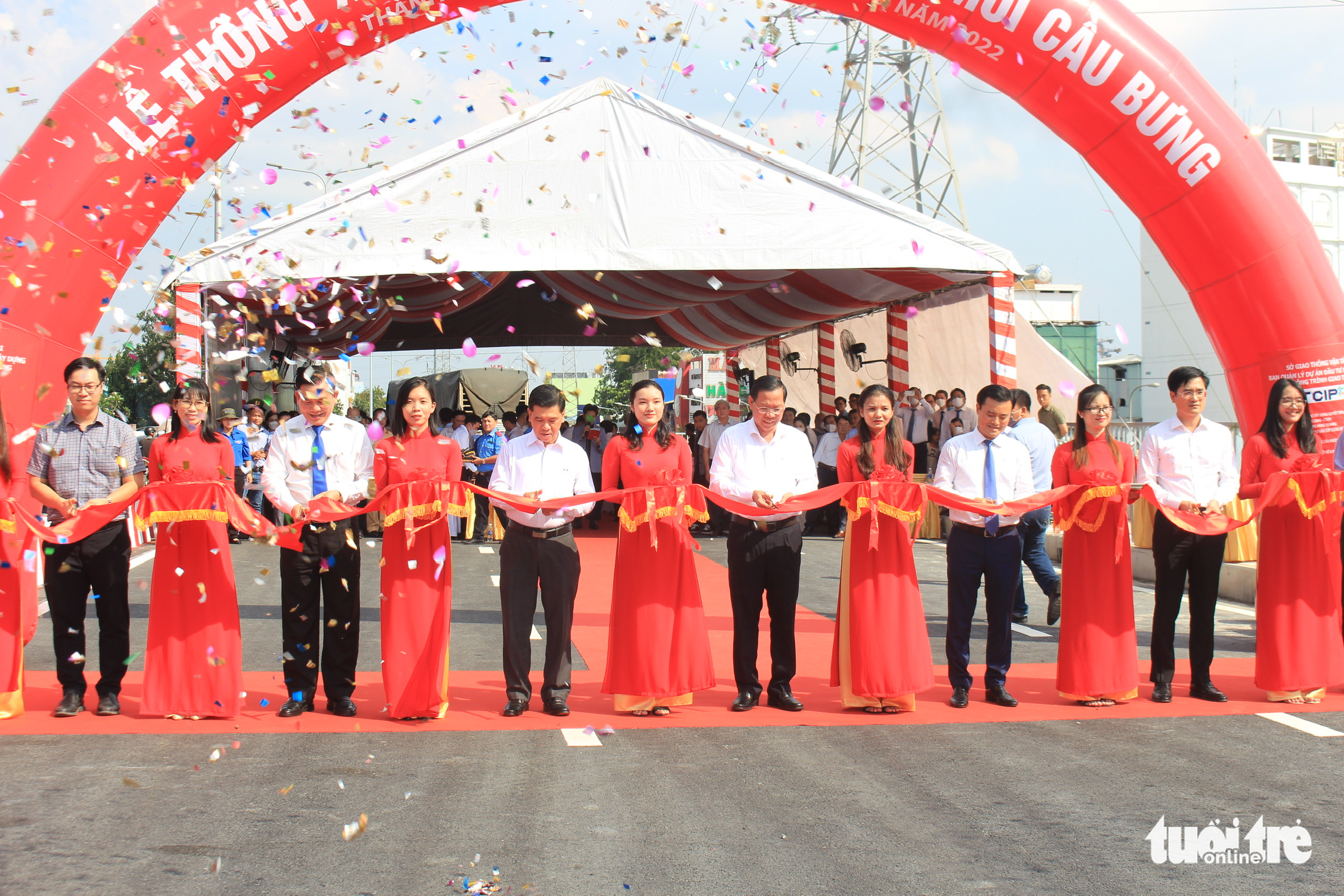 Delegates cut a ribbon to mark the inauguration of the second branch of the Bung Bridge project connecting Binh Tan District and Tan Phu District in Ho Chi Minh City, October 16, 2022. Photo: Luu Duyen / Tuoi Tre
